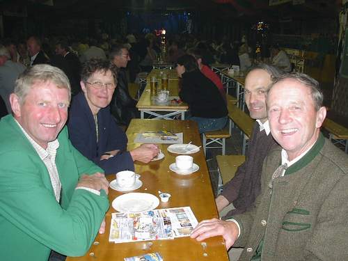 Am Abend: wieder ein Ehrennadeltrger (links)